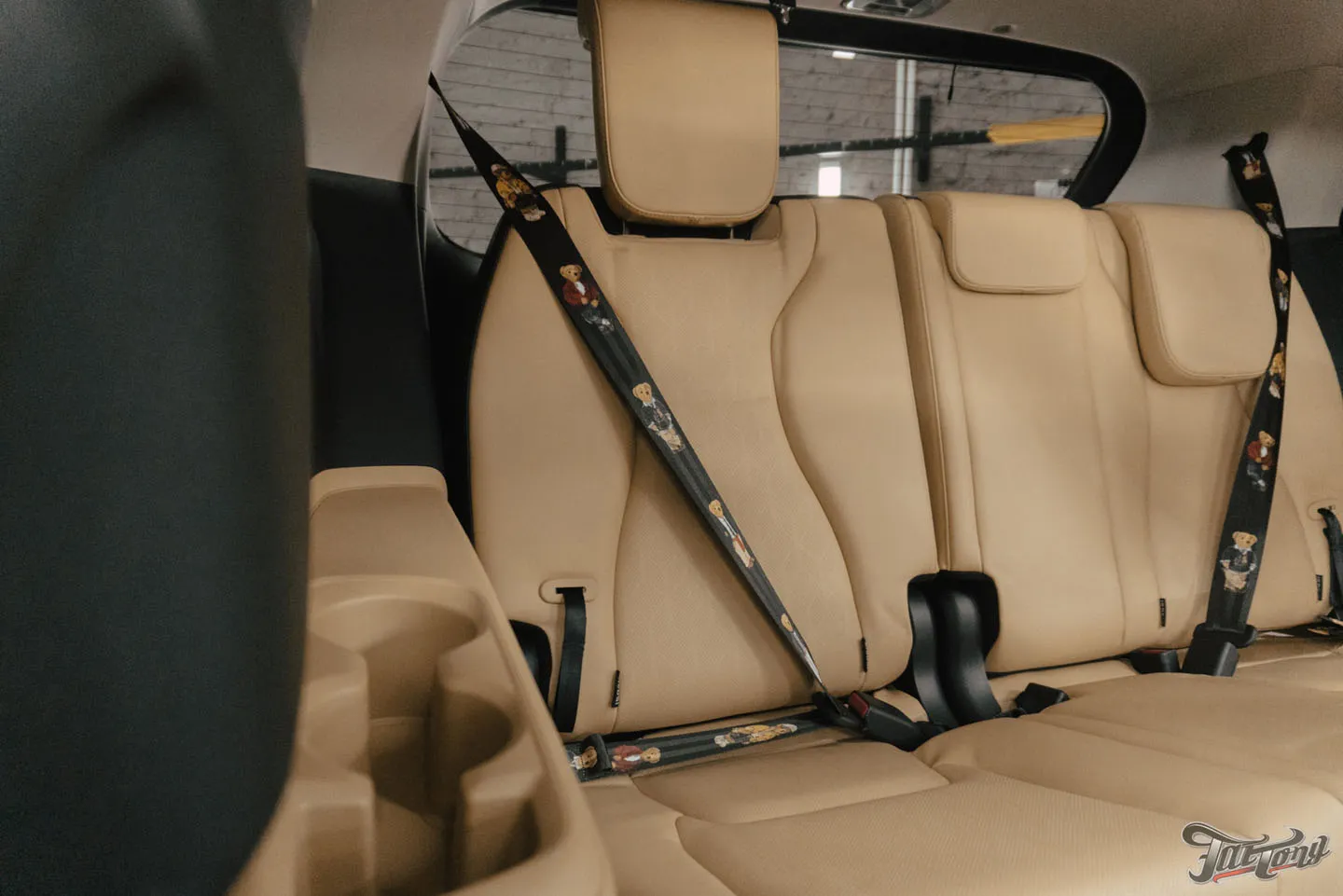 Большой проект для семейного автомобиля Kia Carnival, часть 2: оклейка матовым полиуретаном, цветные ремни, перетяжка руля, антихром, окрас суппортов, детейлинг